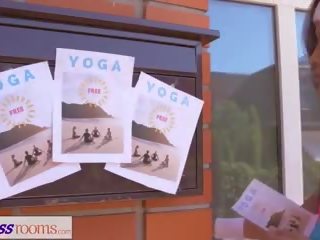Fitnes kamar xxx film yoga untuk besar tetek asia lesbian: x rated klip af