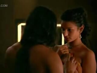 Indisk skådespelerskan indira verma har henne naken röv slickade i film