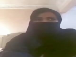 Muslim flicka visning stor klantskallar, fria offentlig nakenhet smutsiga video- vid